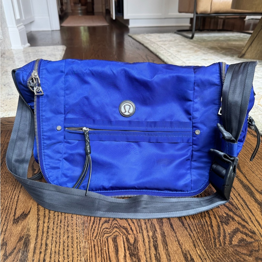 Lululemon Athletica Blue Gym Messenger Bag with Adjustable Strap